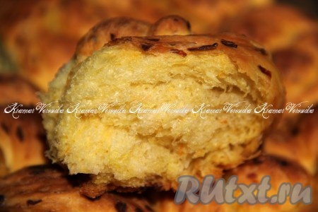 Выпечку слегка остудить и подать к столу. Вот такие аппетитные и пушистые капустные булочки получились.
