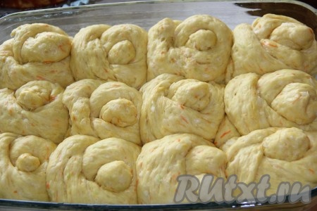 Оставить капустные булочки на 30-40 минут в тёплом месте для расстойки (они увеличатся в объёме).
