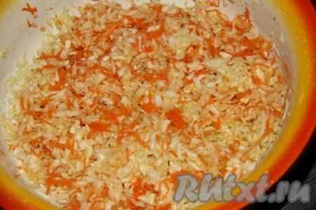 Посолить капусту с морковкой, хорошо помять руками, равномерно распределяя соль и перемешивая.
