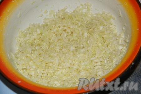 Капусту мелко нарезать. Лучше использовать молодую капусту.