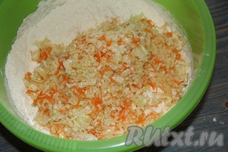 Слегка перемешать ложкой, а затем добавить капусту.