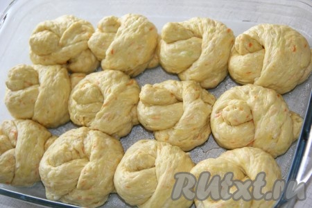 Форму или противень для выпекания смазать растительным маслом и выложить наши булочки. 