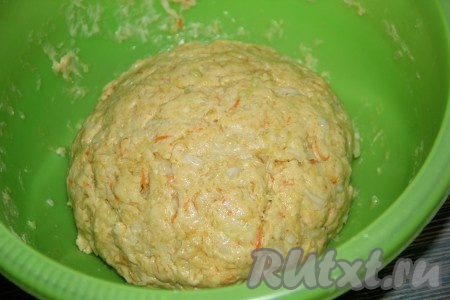 Тщательно вымесить тесто. Оно хорошо соберётся в шар. Добавить растительное масло и слегка вмесить его в тесто. Оставить тесто в миске, накрыв полотенцем, на 1-1,5 часа в тёплом месте.
