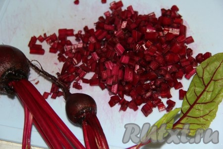 Свекольную ботву вымыть и мелко нарезать. Можно использовать как стволовую часть, так и листья.
