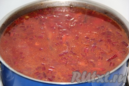 Затем добавить тушеные овощи, влить уксус и варить борщ со свеклой и ботвой 10-15 минут. После этого посолить, положить лавровый листик и мелко нарезанный чеснок, довести до кипения и снять с огня. Дать настояться, примерно, 30 минут под крышкой.
