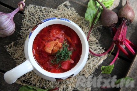 Вот такой аппетитный, наваристый и очень вкусный борщ из свежей свеклы с ботвой у нас получился. Подать со сметаной и свежей зеленью.
