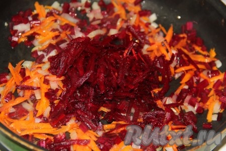 Свеклу хорошо вымыть. Если свекла молодая, то её можно готовить, не очищая от кожуры. Натереть свеклу на крупной тёрке. Добавить ботву и свеклу в сковороду с морковкой и луком. Влить пару столовых ложек бульона из супа в сковороду и тушить овощи, примерно, 10 минут на небольшом огне, иногда перемешивая.
