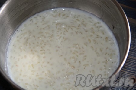 Варить рис до готовности на медленном огне (примерно, 20 минут).
