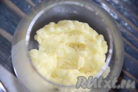 В креманки или фужеры выложить немного рисовой каши.
