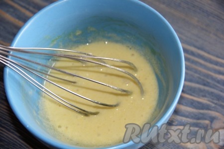 С помощью венчика хорошо перемешать яичный желток с сахаром. Масса побелеет.
