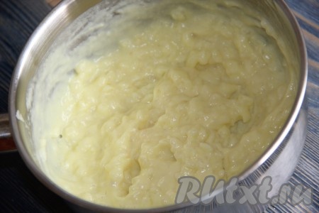 Каша загустеет, снять кастрюлю с огня и слегка остудить. Молочная рисовая каша получается очень вкусной, она станет прекрасной основой десерта.
