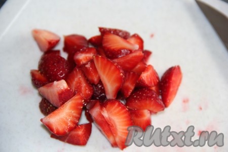 Ягоды вымыть и нарезать.&nbsp;
