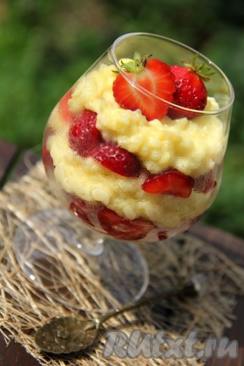 Верх рисового десерта украсить по желанию (я украсила ягодами) и подать в тёплом или охлаждённом виде. Этот рецепт позволяет по-новому взглянуть на вполне привычные ингредиенты. Десерт получается настолько нежным и вкусным, что понравится даже тем, кто не любит молочные каши. Попробуйте!