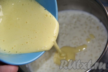 Когда рис сварится, не увеличивая огонь, постепенно влить желтковую массу в кипящую кашу, непрерывно перемешивая.&nbsp;

