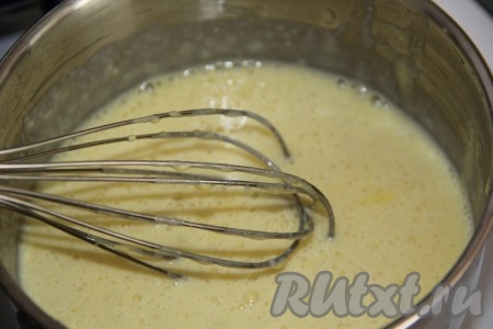 Варить 2-3 минуты на медленном огне, перемешивая венчиком.
