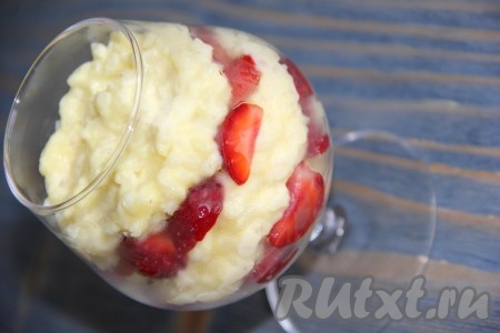 Затем выложить слой ягод и снова - слой каши.
