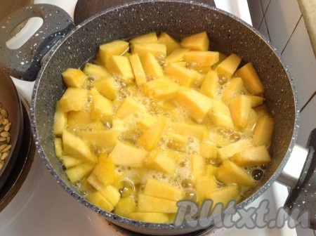 Дать тыкве провариться на среднем огне до готовности. Время варки зависит от зрелости тыквы. У меня варилась 25 минут, готовность проверяем вилкой - кусочки тыквы должны стать мягкими.
