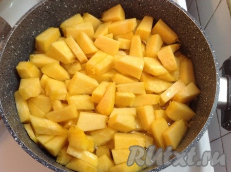 Сложить нарезанную тыкву в кастрюлю и залить водой, не покрывая кусочки полностью.
