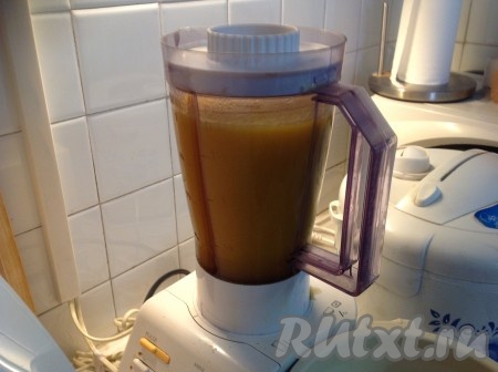 Доведённую до мягкости тыкву перекладываем в блендер и измельчаем до состояния пюреобразной массы. Можно использовать погружной блендер и измельчить тыкву прямо в кастрюле.