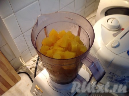 Доведённую до мягкости тыкву перекладываем в блендер и измельчаем до состояния пюреобразной массы. Можно использовать погружной блендер и измельчить тыкву прямо в кастрюле.