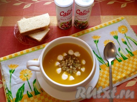 Наш суп-пюре из тыквы готов! Подаём его со сливками и тыквенными семечками.
