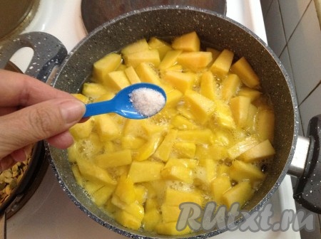 Спустя 10 минут с момента закипания тыквы, подсолить суп и хорошо перемешать.
