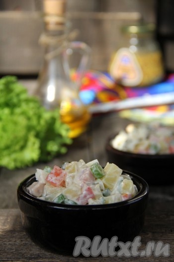 Вот такой аппетитный и очень вкусный салат с картошкой, яйцами и колбасой у нас получился.