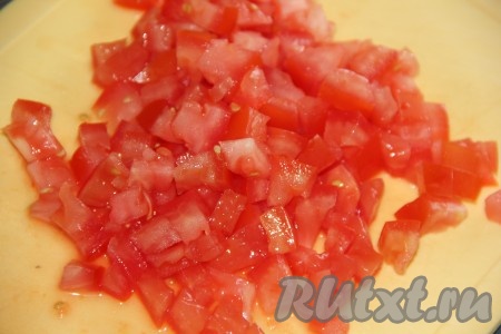 Помидоры вымыть и нарезать на небольшие кусочки (очень мелко нарезать не стоит).