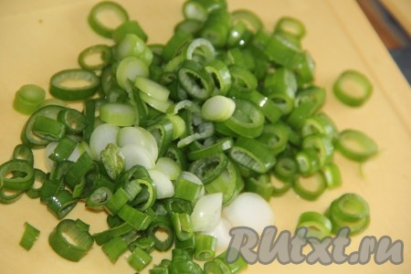 Зелёный лук вымыть и мелко нарезать.