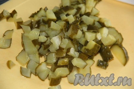 Огурчики нарезать на мелкие кубики.