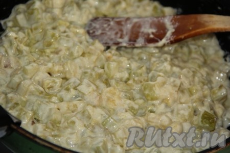 Затем добавить в сковороду очищенные зубчики чеснока, пропущенные через пресс, тщательно перемешать, прогреть 1-2 минуты и снять с огня.