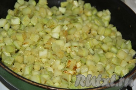 Обжарить кабачки, часто перемешивая, до золотистого цвета. Я жарила на достаточно сильном огне в течение 10 минут.