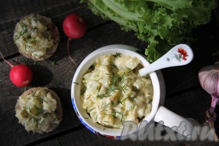 Сочные, вкусные, нежные кабачки, тушёные в сметане с чесноком, разложить со сковороды по тарелкам и в горячем виде подать к столу.