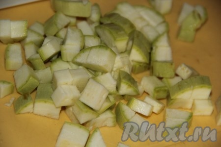 Кабачки вымыть. Для этого блюда я предпочитаю брать молодые кабачки, у них тонкая шкурка и мелкие косточки. Молодые кабачки я не очищаю от кожуры. Если вы возьмёте кабачки с толстой шкуркой, тогда её обязательно нужно будет срезать. Если у кабачка будут крупные косточки, их нужно будет удалить. Кабачки нарезать на кубики среднего размера.