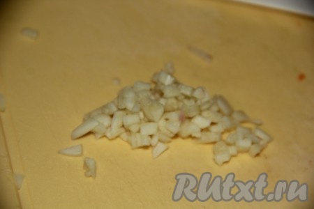Чеснок очистить и мелко нарезать.
