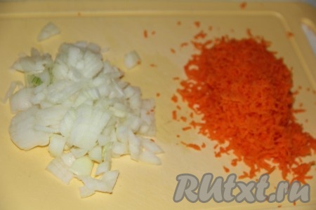 Лук и морковь очистить. Лук мелко нарезать, а морковь натереть на мелкой тёрке.
