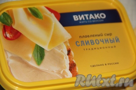 В суп с ветчиной добавить плавленный сыр (я добавила сыр, как на фото) и чеснок, варить пару минут, помешивая (до полного растворения сыра). Снять суп с огня и оставить настояться минут 15 под крышкой.
