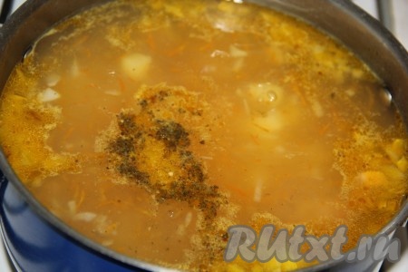 Затем посолить супчик и добавить специи по вкусу.