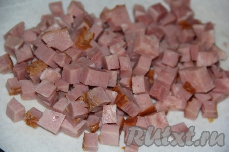 Ветчину нарезать на кубики. Добавить ветчину в кастрюлю и варить 10 минут.