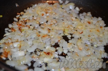 Лук мелко порезать, обжарить на оливковом масле до золотистого цвета.