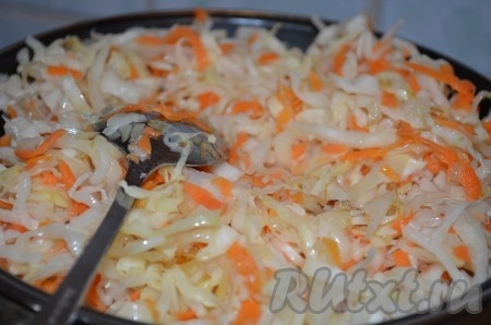 Квашеную капусту отжать, добавить к луку, тушить 10 минут. 