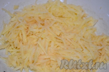 Картофель натереть на крупной терке.
