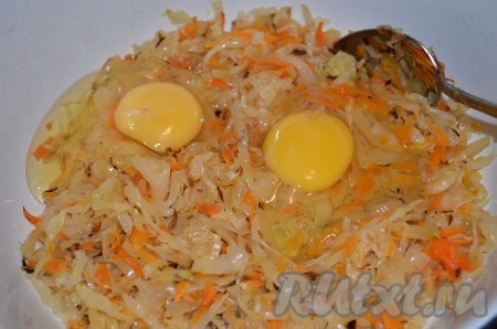 Добавить к картошке квашеную капусту с луком, яйца, специи. Тщательно перемешать.
