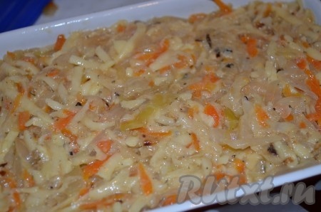 Плотно выложить готовую массу в смазанную маслом форму для запекания, готовить в разогретой духовке около 40 минут при температуре 190 градусов.
