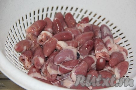 Куриные сердечки промыть под проточной водой.