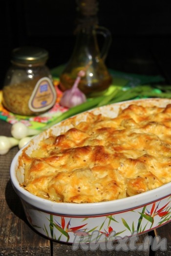 Поставить форму в разогретую до 200 градусов духовку и запекать картошку с куриными сердечками под сметаной минут 45-50 минут (без верхнего нагрева духовки). Поверхность покроется красивой золотистой корочкой. Кусочки картофеля должны стать достаточно мягкими и легко прокалываться вилкой.