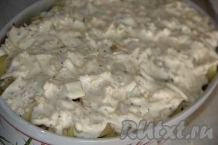 Выложить получившуюся заливку ровным слоем на картофель.