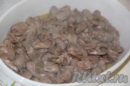 Переложить сердечки на дно жаропрочной формы, слегка посолить, перемешать.