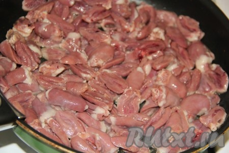 В сковороду влить 2 столовых ложки растительного масла, выложить куриные сердечки и обжарить их на достаточно сильном огне в течение 5 минут, периодически помешивая.