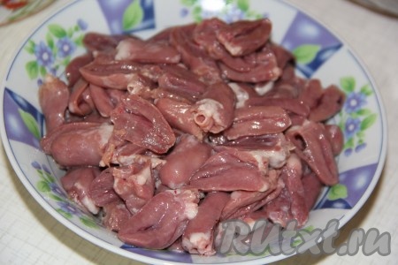 Затем срезать лишние сосуды и разрезать куриные сердечки на две части, промыть от сгустков крови.